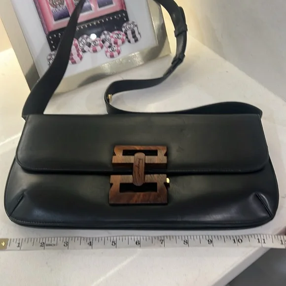 Salvatore Ferragamo Gancini wood logo shoulder bag. Black leather with wood logo - Picture 10 of 17